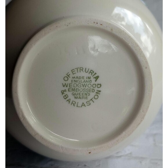 Vintage Wedgwood Queensware Vase: Lavender Cupid Design, Double Handle - Picture 3 of 7